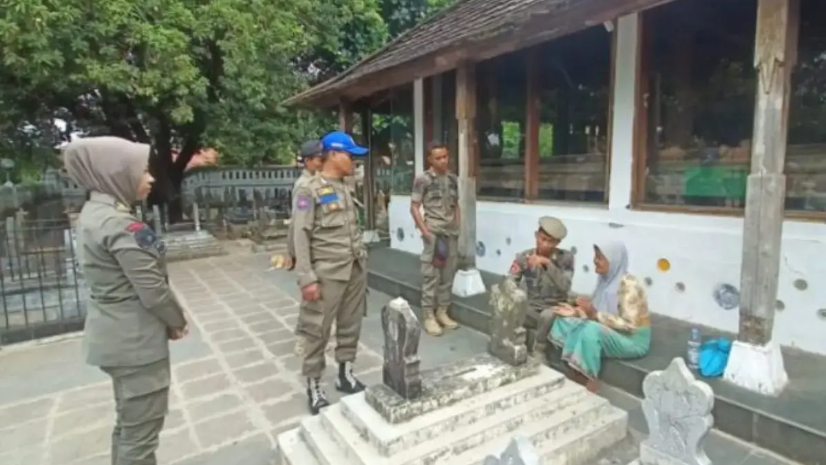 Satpol PP Kabupaten Cirebon menertibkan pengemis paksa dengan modus kotak amal di kawasan religi Makam Sunan G