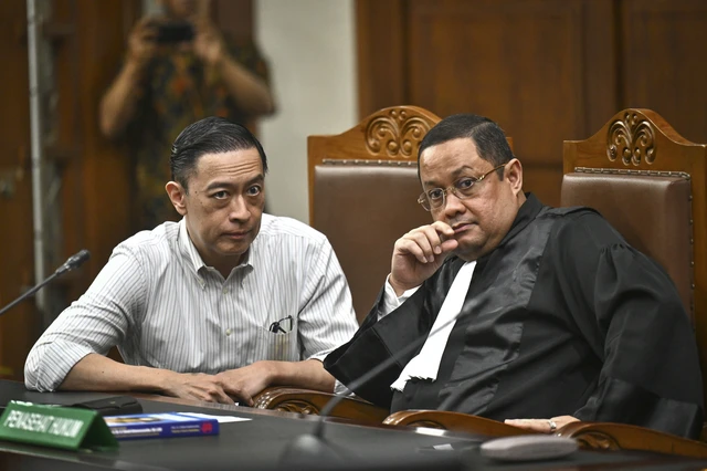 Terdakwa kasus dugaan korupsi impor gula, Thomas Trikasih Lembong atau Tom Lembong (tengah) memasuki ruangan u