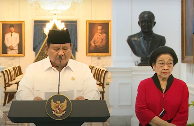 Presiden Prabowo Subianto didampingi Ketua Umum PDIP Megawati Soekarnoputri memberikan keterangan pers di Ista