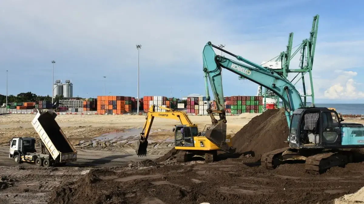 Kenapa China Bangun Pelabuhan Terbesar di Negara Anggota ASEAN, Brunei Darussalam Pembangunan berlanjut di terminal kontainer baru di Pelabuhan Muara di Brunei. Proyek untuk memperluas pelabuh