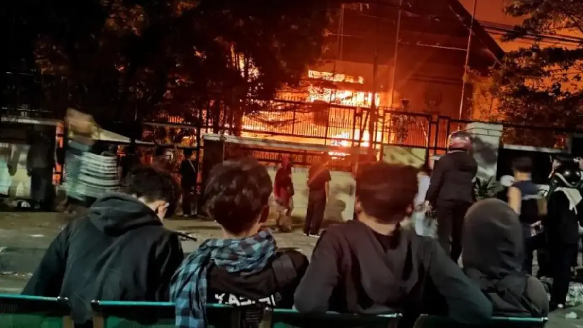 Kantor DPRD Sulsel turut dibakar massa. (ANT)