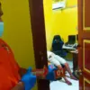 Tim INAFIS Polres Simalungun melakukan olah tempat kejadian perkara kasus kematian seorang remaja di rumahnya,