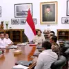 Presiden Prabowo Subianto (tengah) menggelar pertemuan tertutup dengan sejumlah pejabat di Istana Merdeka, Jak