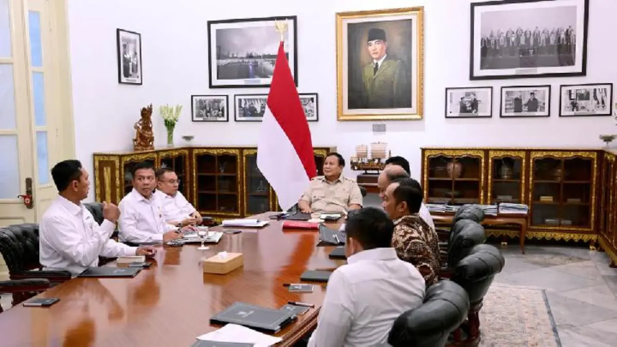 Presiden Prabowo Subianto (tengah) menggelar pertemuan tertutup dengan sejumlah pejabat di Istana Merdeka, Jak