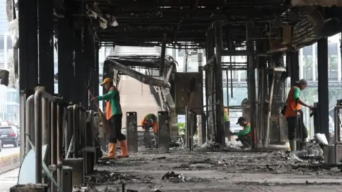 Petugas Dinas Lingkungan Hidup bekerja memulihkan dan membersihkan sejumlah wilayah di Jakarta pascademonstras