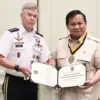 Komandan Komando Operasi Khusus AS Jenderal Bryan Patrick Fenton menyerahkan medali kehormatan kepada Presiden