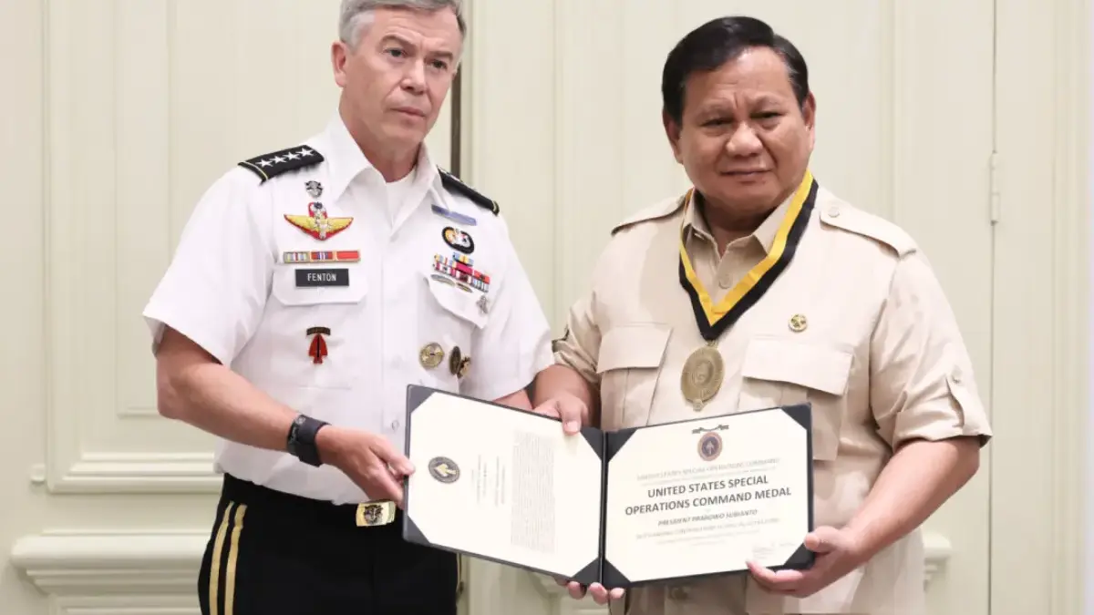 Komandan Komando Operasi Khusus AS Jenderal Bryan Patrick Fenton menyerahkan medali kehormatan kepada Presiden