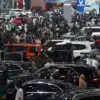 Pengunjung memadati ruang pamer mobil di ajang pameran Gaikindo Indonesia International Auto Show (GIIAS) 2025