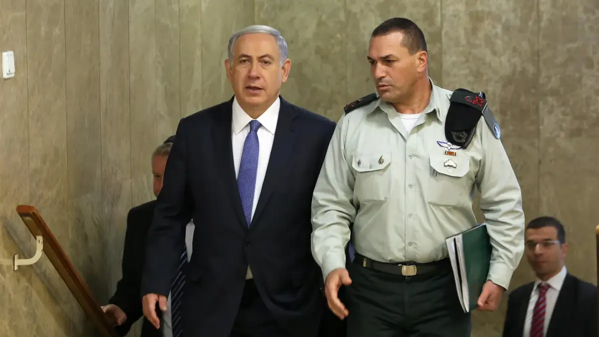 Perdana Menteri Benjamin Netanyahu bersama Eyal Zamir ketika Zamir menjabat sebagai pembantu militer perdana m