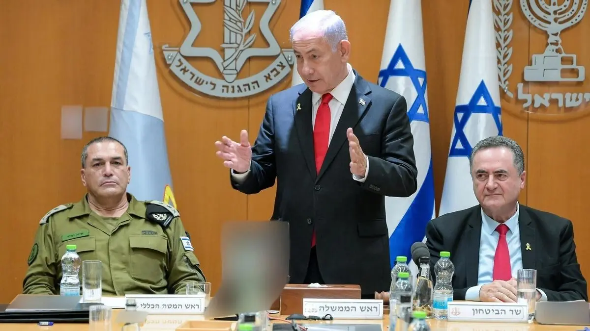 PM Netanyahu didampingi Kepala Staf IDF Letjen Eyal Zamir (kiri) dan Menhan Israel Katz. (Sumber: Maayan Toaf/