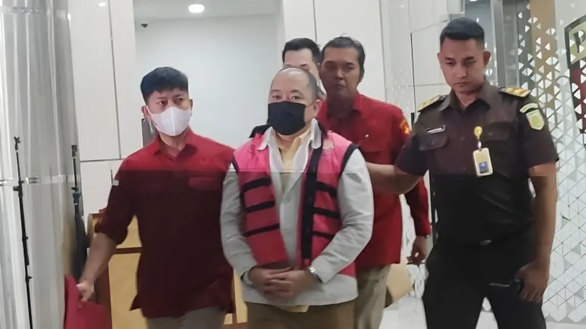 Mantan Wakil Direktur Sritex Iwan Kurniawan Lukminto Jadi Tersangka Kasus Dugaan Korupsi Pemberian Kredit Iwan Kurniawan Luminto (IKL) digiring petugas menuju mobil tahanan di Gedung Jampidsus Kejaksaan Agung,