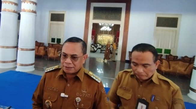 Bupati Pati Sudewo didampingi Plt Sekretaris Daerah (Sekda) Kabupaten Pati Riyoso. [ANTARA/Akhmad Nazaruddin L