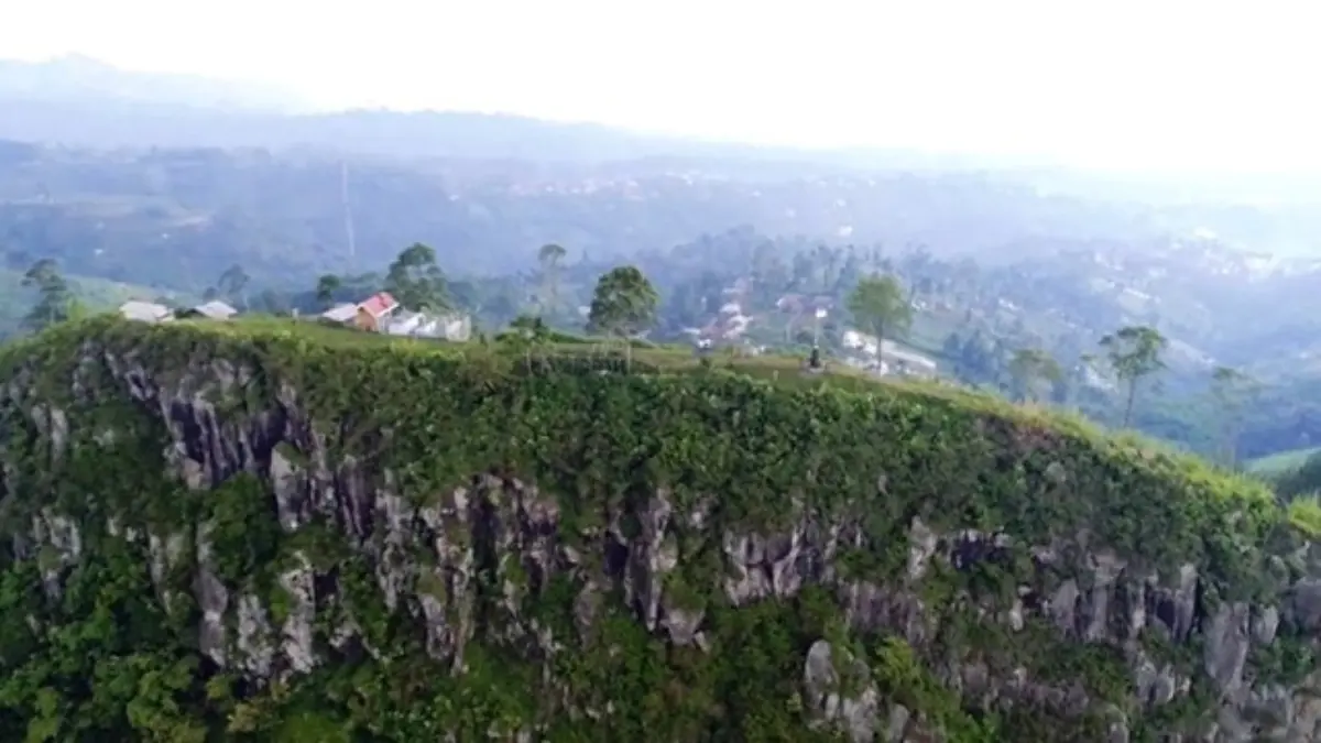 Gunung Batu Lembang dipotret tampak ataas pada April 2019. Menjadi bagian dari bentangan Sesar Lembang, gunung