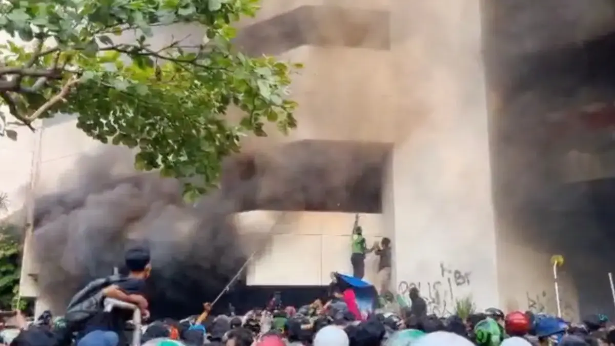 Gedung Perkantoran Tak Jauh dari Mako Brimob Kwitang Diduga Dibakar Massa Sebuah gedung berlantai 5 dibakar massa di dekat Markas Brimob Polda Metro Jaya di Kwitang, Jakarta Pusat, Jum