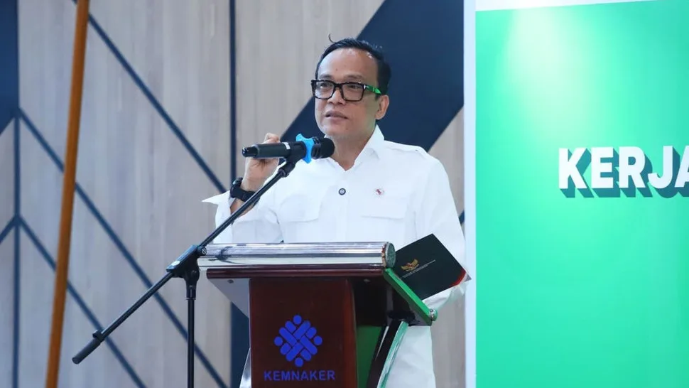 Wakil Menteri Ketenagakerjaan (Wamenaker) Immanuel Ebenezer Gerungan saat membuka pelatihan sekaligus penandat