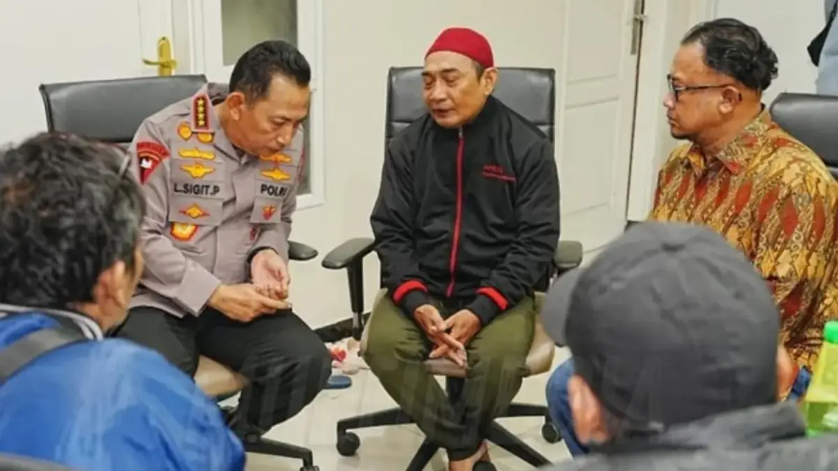 Kapolri Jenderal Listyo Sigit Prabowo menemui Zulkifli, ayah Affan Kurniawan. [Instagram]