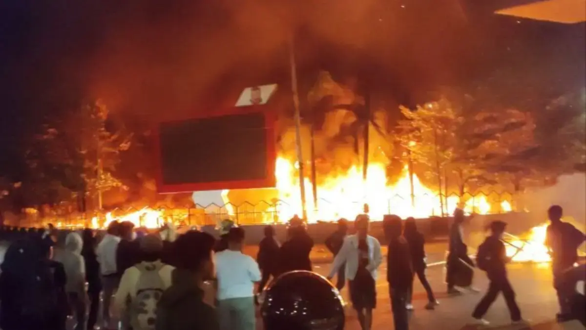 Polisi Kantongi Identitas Pelaku Pembakaran Gedung DPRD Makassar Masyarakat menyaksikan saat detik-detik Kantor DPRD Kota Makassar ludes terbakar di Jalan Andi Pangeran Pettar