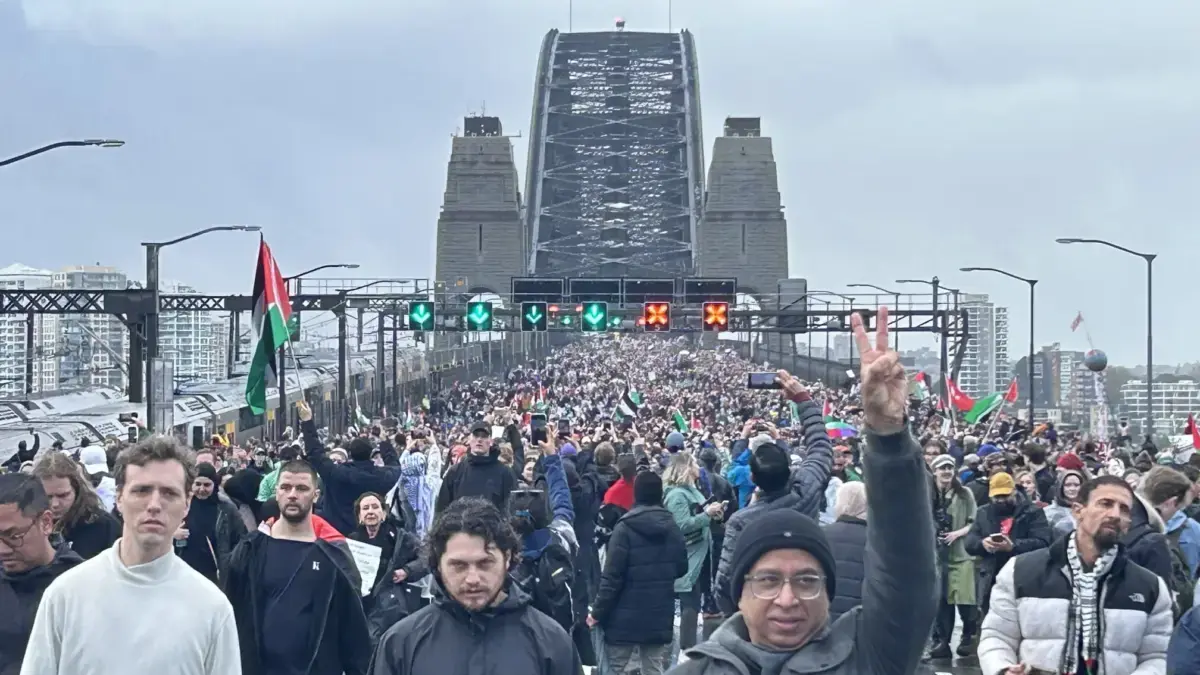 Ribuan Demonstran Pro Palestina di Sydney Harbour Bridge Australia, Serukan Gencatan Senjata di Jalur Gaza Palestine Action Group telah melakukan pawai mingguan setiap Minggu sejak Oktober 2023, namun ini adalah perta