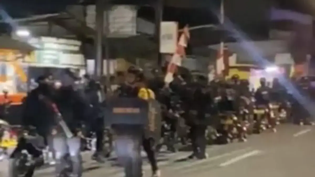 Petugas berjaga di sekitaran Mapolres Bekasi (Foto:X/@txtdrbekasi)