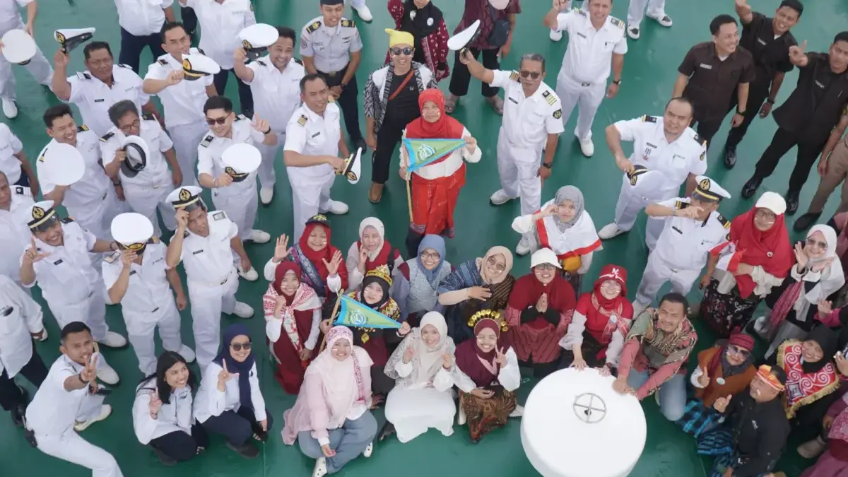 60 awak kapal dan 44 peserta Konferensi Perempuan Indonesia (KPI) 2025 berdiri tegak, menyanyikan Indonesia Ra