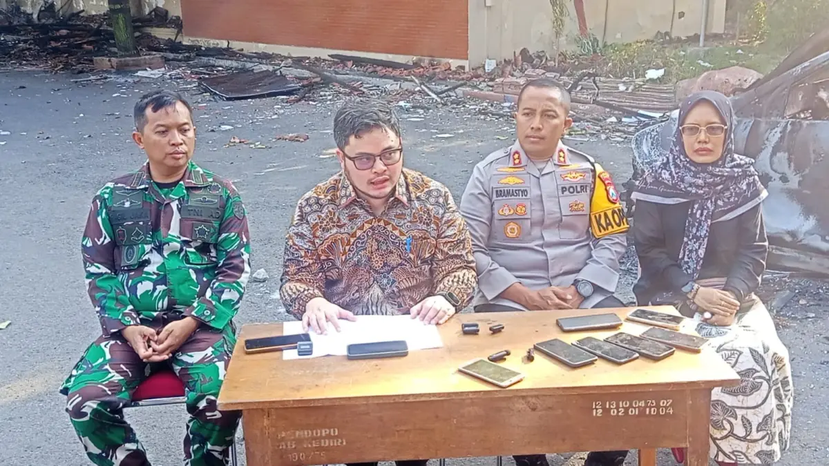 Hanindito Himawan Pramana,Bupati memberikan penjelasan terkait insiden kebakaran yang menghanguskan gedung Pem