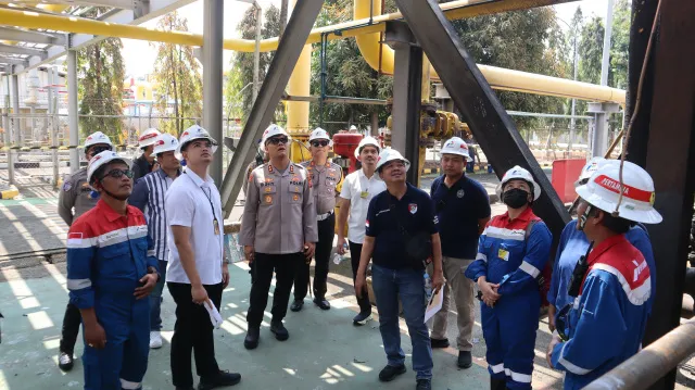 Polres Subang bersama tim gabungan dari Puslabfor Mabes Polri, Inafis Polda Jabar saat menyisir lokasi.