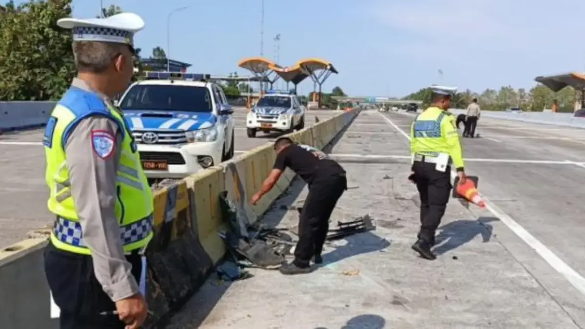 Kecelakaan lalu lintas di Tol Cikopo-Palimanan (Cipali) KM 187+200 pada Minggu (3/8) dini hari mengakibatkan t
