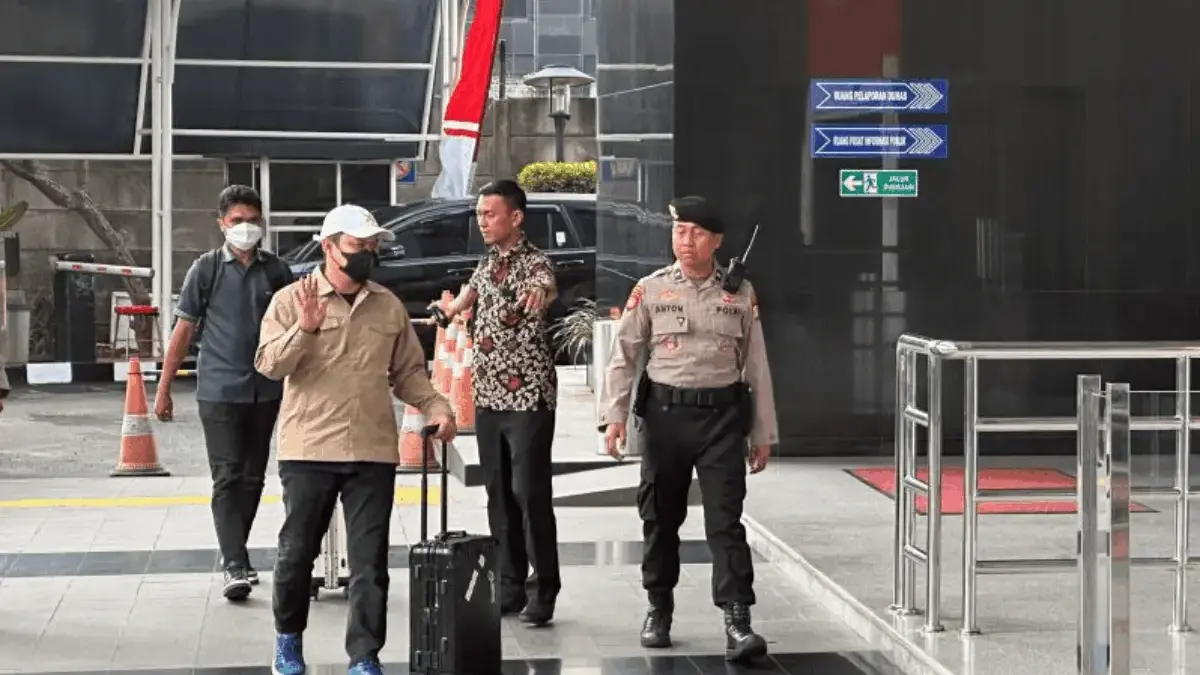 Bupati Kolaka Timur, Sulawesi Tenggara, Abdul Azis saat tiba di Gedung Merah Putih KPK, Jakarta, Jumat (8/8/20