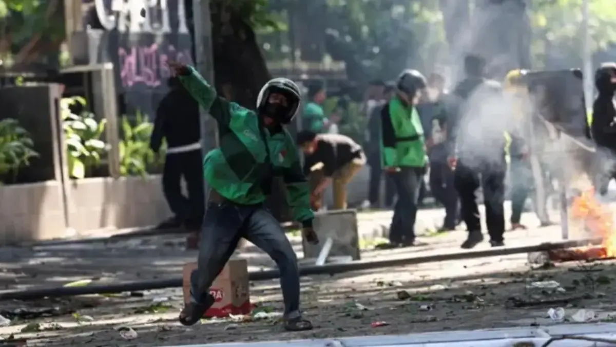 Seorang demonstran di luar markas Brigade Bergerak Jakarta (Brimob) pada hari Jumat.