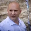 Mantan Perdana Menteri Israel Naftali Bennett mengunjungi Tembok Barat di Kota Tua Yerusalem, 26 Mei 2025 (Fot