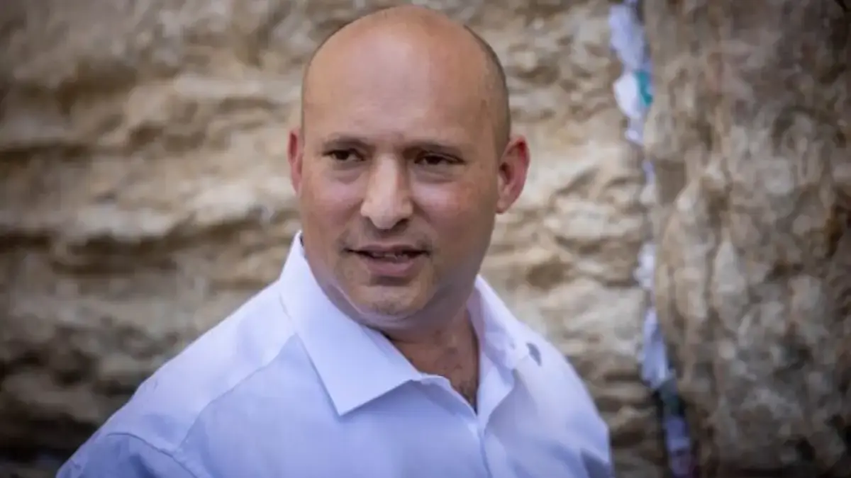 Mantan Perdana Menteri Israel Naftali Bennett mengunjungi Tembok Barat di Kota Tua Yerusalem, 26 Mei 2025 (Fot