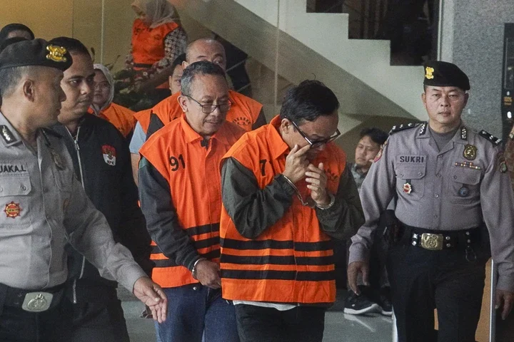 Wakil Menteri Ketenagakerjaan (Wamenaker) Immanuel Ebenezer bersama tersangka lainnya saat dihadirkan sebagai