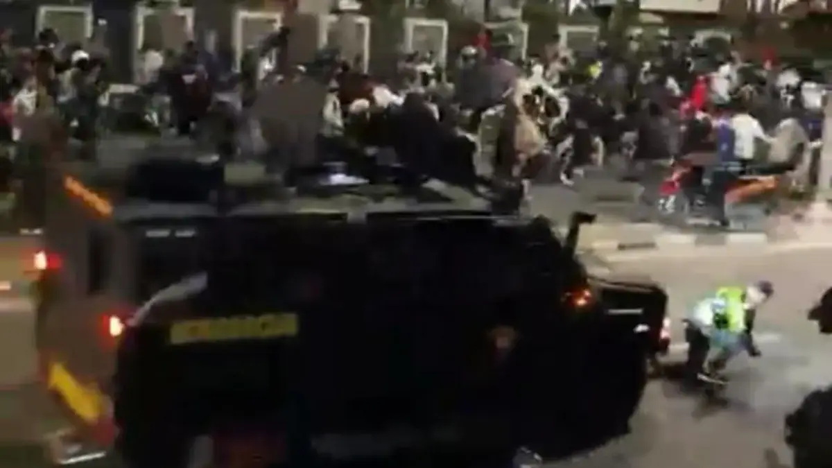 Driver Ojek Online Dikabarkan Ditabrak Dilindas Rantis Barracuda Saat Bubarkan Massa Aksi di Depan Gedung DPR Ojol terlindas mobil polisi (Dok Istimewa)