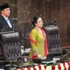Ketua MPR Ahmad Muzani (kiri) bersama Ketua DPR Puan Maharani (kedua kanan) dan Ketua DPD Sultan Bachtiar Naja