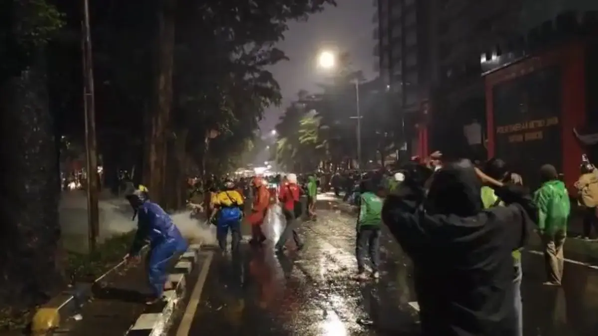 Massa saat berada di kawasan Mako Brimob Kwitang Jakarta, Kamis malam (28/8/2025).