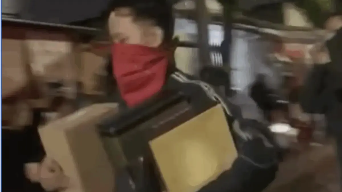 Penjarahan di rumah Uya Kuya (IG @durensawit.info)