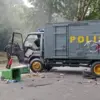 Kendaraan operasional Polda Bali terbakar di sekitar lapangan Niti Mandala Renon seusai kerusuhan di depan DP