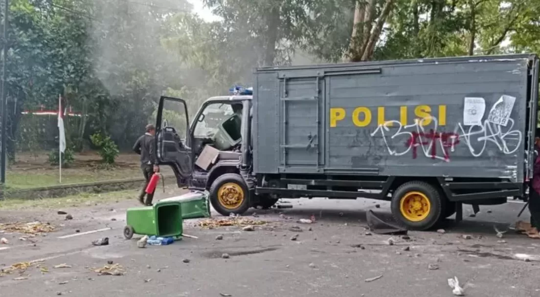 Kendaraan operasional Polda Bali terbakar di sekitar lapangan Niti Mandala Renon seusai kerusuhan di depan DP