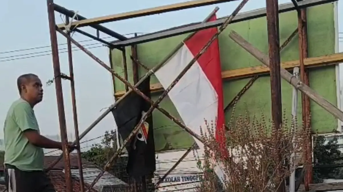 Heru Subagia saat memasang bendera Merah Putih dibawahnya terdapat bendera One Piece. FOTO : IST/RAKYAT CIREBO