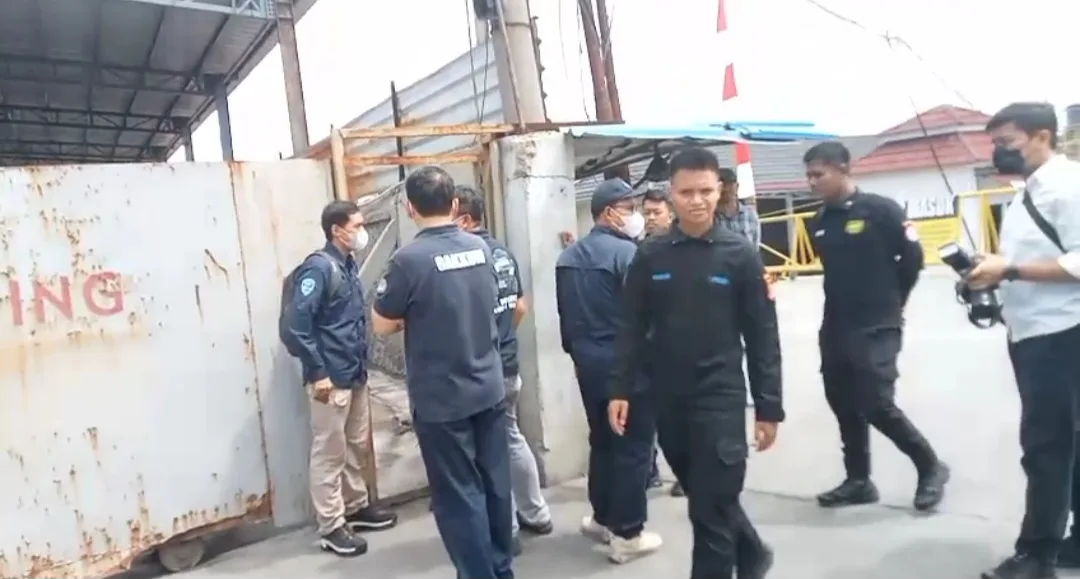 Suasana saat Sidak Kementerian Lingkungan Hidup dan Kehutanan (KLHK) ke pabrik peleburan timbal milik PT Genes