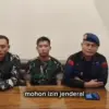 Komandan Satuan (Dansat) Brimob Polda Sumsel Kombes Pol Susnadi (kanan), Pratu Handika Novaldo dan Komandan Ba