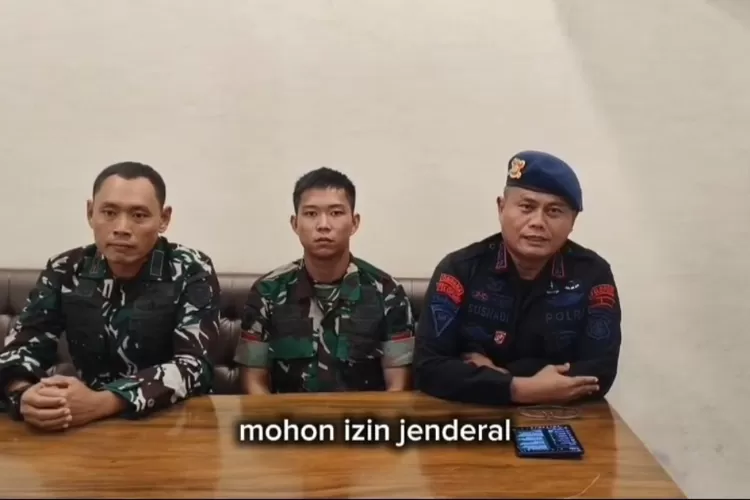 Dansat Brimob Polda Sumsel Klarifikasi Soal Beredarnya Video Tampilkan Dirinya Amankan Anggota TNI Komandan Satuan (Dansat) Brimob Polda Sumsel Kombes Pol Susnadi (kanan), Pratu Handika Novaldo dan Komandan Ba