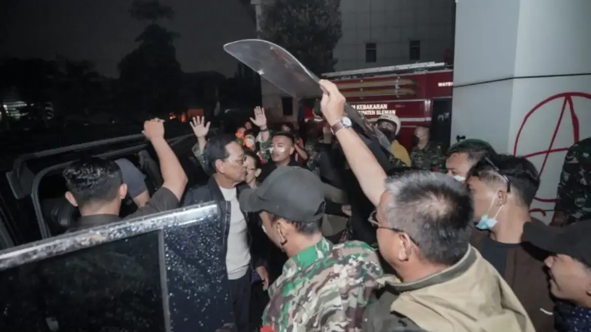 Momen Sri Sultan Hamengku Buwono X Datangi Mapolda DIY Saat Demonstrasi Berlangsung Gubernur Daerah Istimewa Yogyakarta (DIY) Sri Sultan Hamengku Buwono X mendatangi Markas Polda DIY, Jumat mala