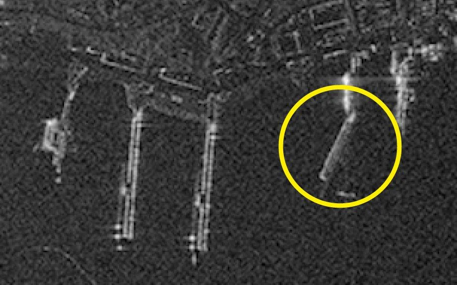 Citra satelit pangkalan Rybachiy di Kamchatka menunjukkan dermaga telah melengkung dari posisi aslinya. (Umbra