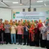 Direktur Bank Sampah Aisyiyah Kedawung Cirebon Dr. Endah Nurhawaeny Kardiyati, SE M.Si,Akt,CA, Prof. Karna Wij