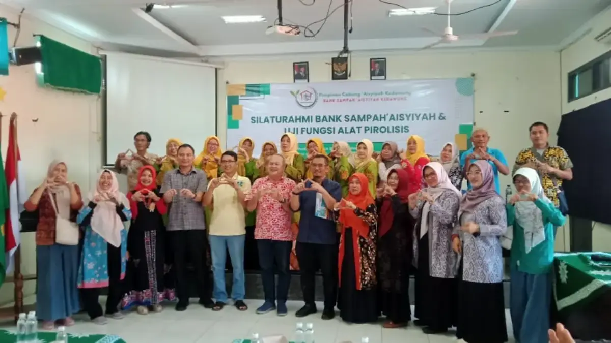 Direktur Bank Sampah Aisyiyah Kedawung Cirebon Dr. Endah Nurhawaeny Kardiyati, SE M.Si,Akt,CA, Prof. Karna Wij
