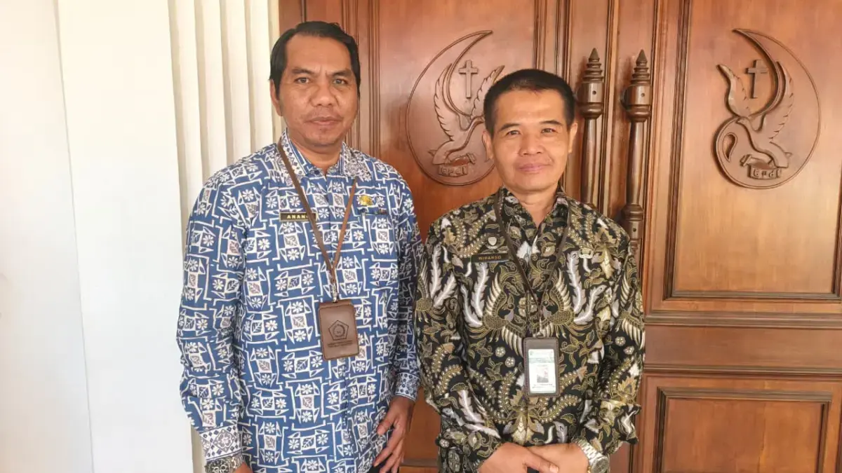 Kiri: Anang Budi Cahyono (Penyelenggara Kristen) Kanan: Drs.H.Wiharso M.M. (Kepala Kantor Kementrian Agama Kot