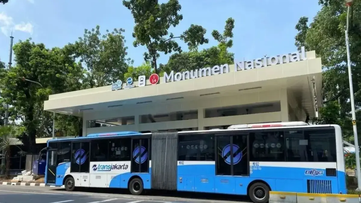 Armada Transjakarta di Halte Monumen Nasional. (Foto: PT Transportasi Jakarta/Transjakarta)