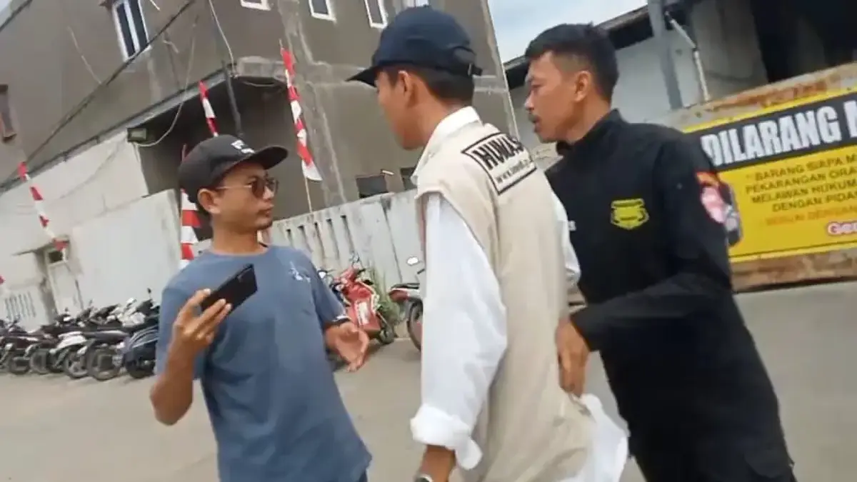 Salah satu petugas kemananan PT GRS Jawilan Serang saat menghalangi wartawan melakukan peliputan. (Foto:Tangka