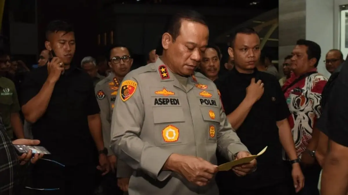 Kapolda Metro Jaya: Patroli Polres-Polsek di 13 Wilayah 324 Personel Malam Ini Kapolda Metro Jaya Irjen Pol Asep Edi Suheri (tengah) bersiap memberikan keterangan pers terkait tewasnya peng